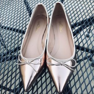 Brinley Co. Womens classic bow pointed toe